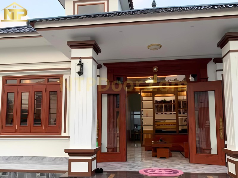 Ảnh thực tế cửa thép vân gỗ 2 cánh lắp cho nhà dân - mẫu cửa thép vân gỗ 2 cánh có phào, ô thoáng và thiết kế kính