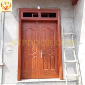 Cửa thép vân gỗ 2 cánh NS2H1 được lắp cho nhà dân