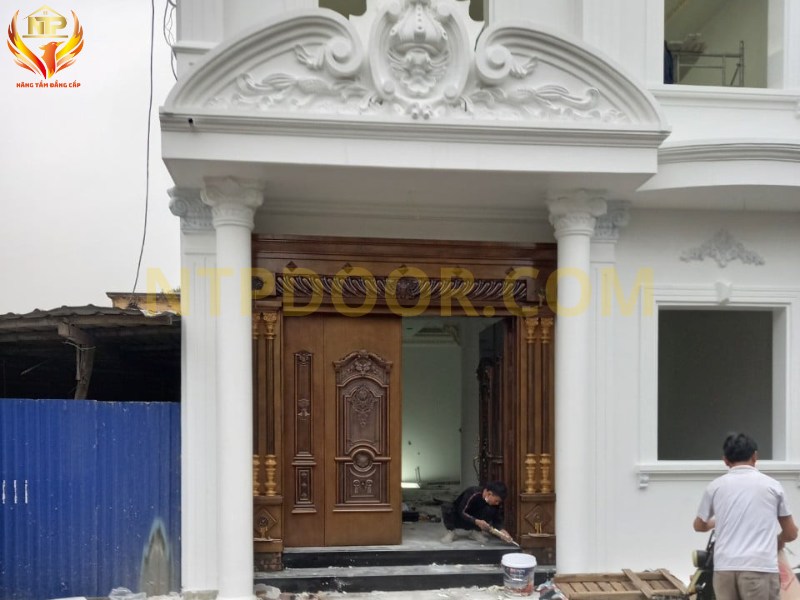Báo giá cửa thép vân gỗ tại Bắc Giang 11 Thiết kế cửa biệt thự phù hợp với phong cách tân cổ điển, sang trọng mà hiện đại