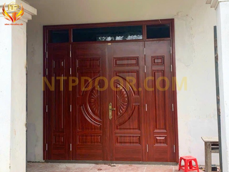 Báo giá cửa thép vân gỗ tại Bắc Giang 9 Thiết kế cửa 4 cánh huỳnh hoa cúc làm nổi bật không gian nhà ở