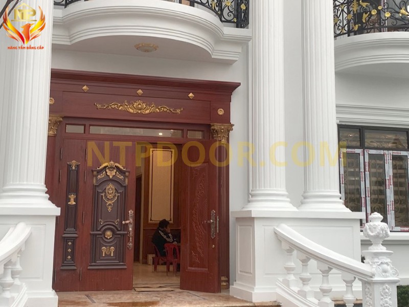 Cửa biệt thự 4 cánh cho thiết kế nhà mang phong cách tân cổ điển