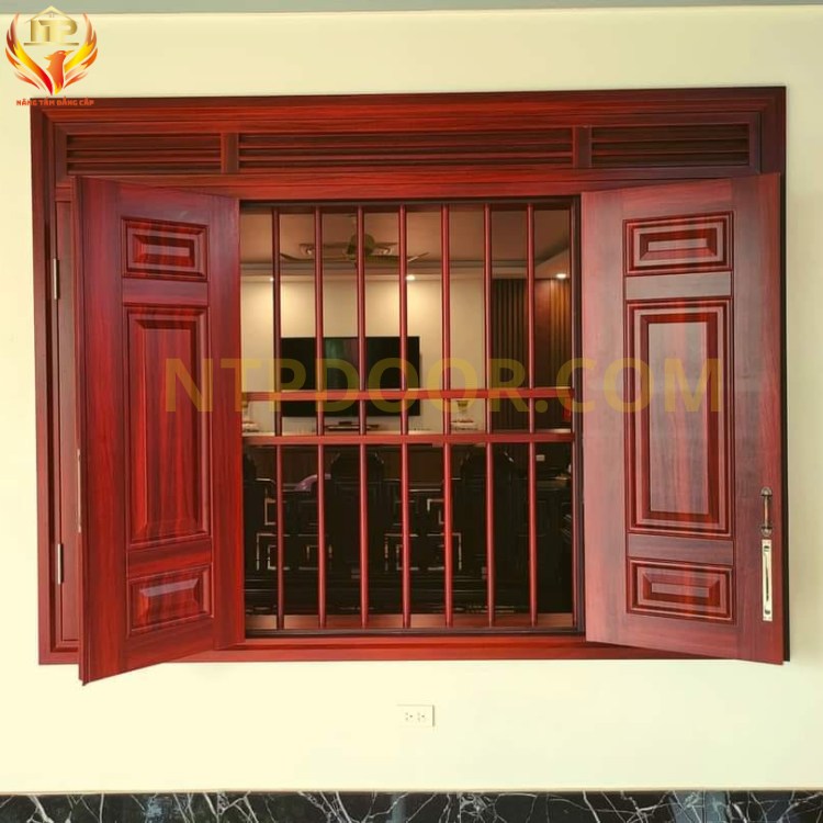 NTP lắp đặt cửa sổ thép vân gỗ tại Hà Nội với ô thoáng nan chớp giúp điều hòa không khí trong phòng