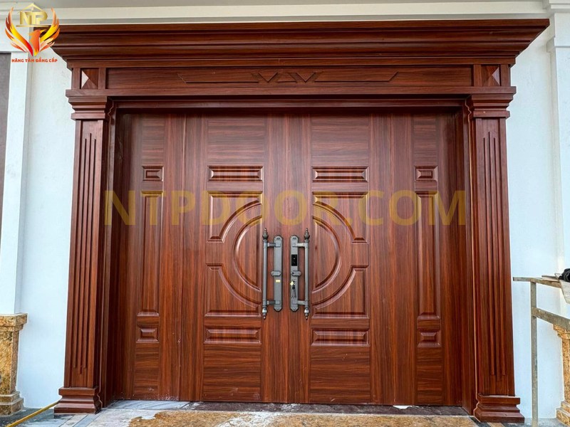 Báo giá cửa thép vân gỗ tại Bắc Giang 12 Cửa thép vân gỗ 4 cánh kết hợp với khóa thông minh, gấp đôi sự đảm bảo an toàn