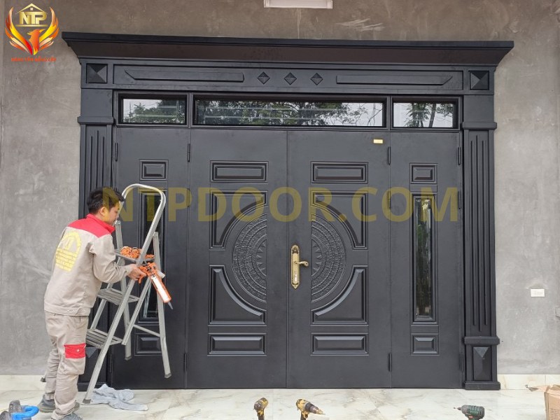 NTP lắp đặt cửa thép vân gỗ tại Hải Dương 4 cánh màu cánh dán