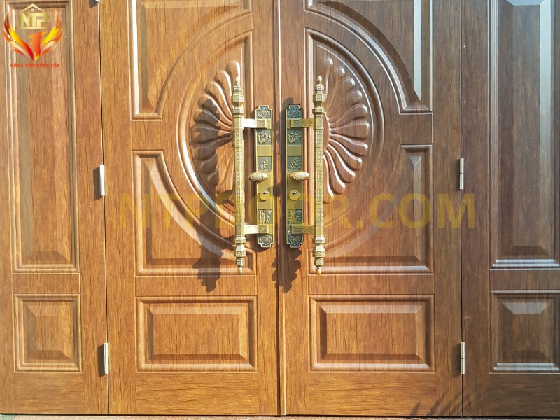 Cửa thép vân gỗ huỳnh hoa cúc kèm tay nắm cửa biệt thự, tăng sự sang trọng, quý phái cho ngôi nhà