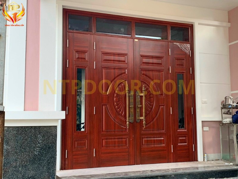Báo giá cửa thép vân gỗ tại Bắc Giang 8 Cửa thép vân gỗ 4 cánh huỳnh hoa cúc lắp đặt làm cửa chính