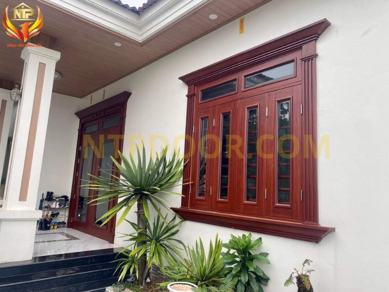 NTP thi công hoàn thiện lắp đặt bộ cửa thép vân gỗ tại Hà Nội