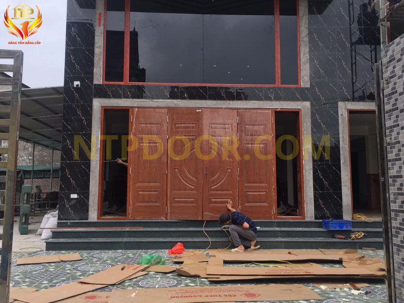 Lắp đặt cửa thép vân gỗ tại Hải Dương