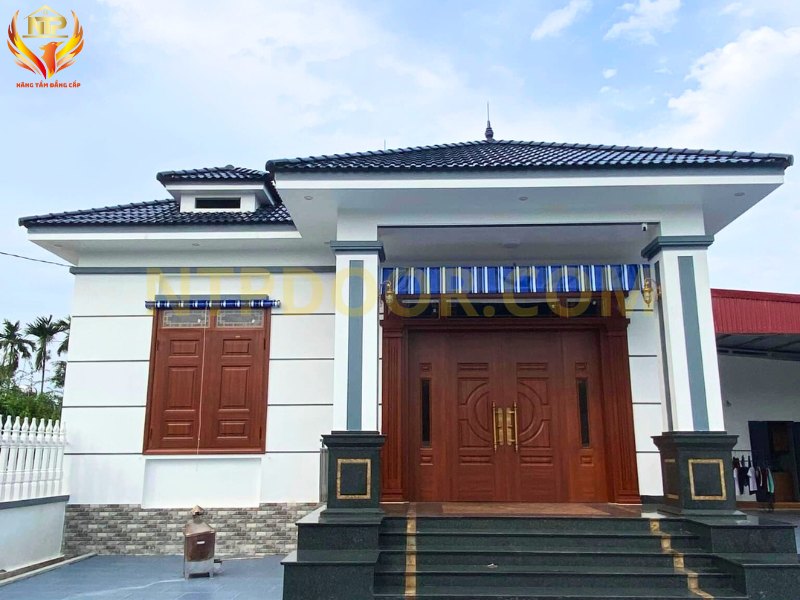 Cửa thép vân gỗ và cửa gỗ có gì khác nhau? Tìm hiểu ngay 1 Nhà vườn kết hợp mái thái lắp đặt cửa thép vân gỗ tăng phần sang trọng, đẳng cấp cho ngôi nhà