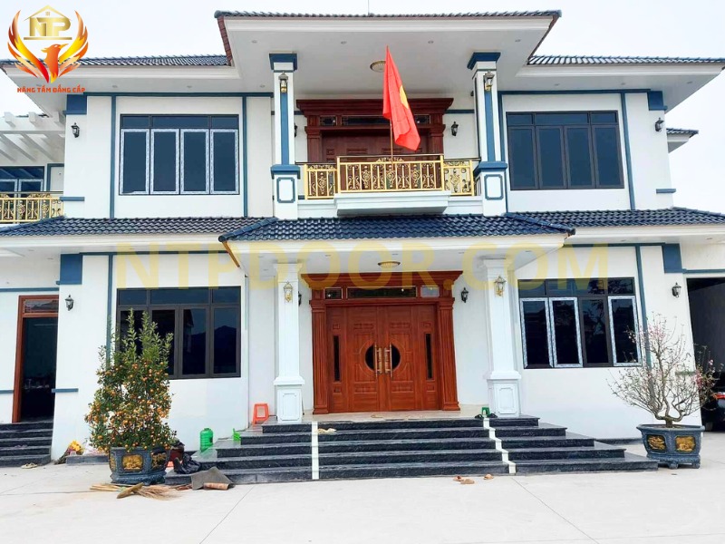 50+ Mẫu Cửa Thép Vân Gỗ 4 Cánh Đẹp Nhất Hiện Nay 17 Các mẫu cửa thép 4 cánh vân gỗ rất được ưa chuộng lắp đặt trong thiết kế nhà mái thái