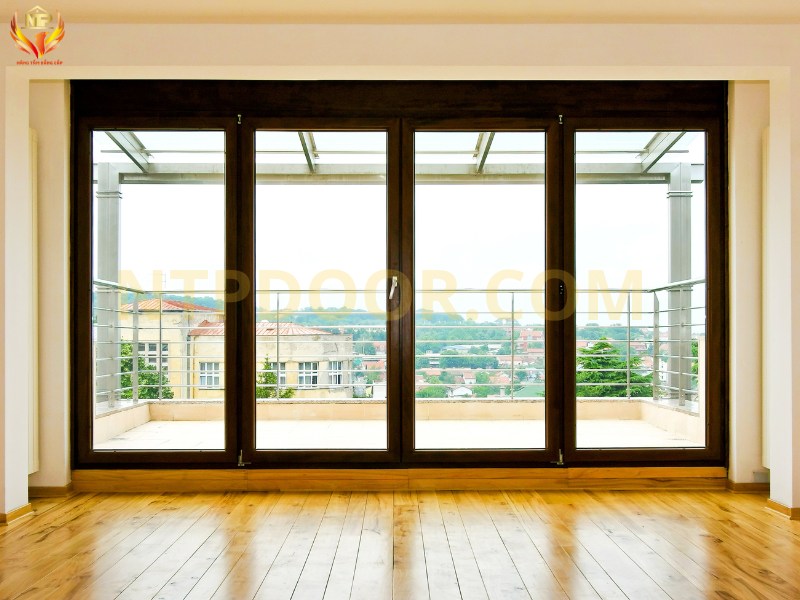 So sánh cửa thép vân gỗ và cửa nhôm Xingfa, cửa nhôm kính 2 Cửa nhôm kính lắp đặt ở ban công
