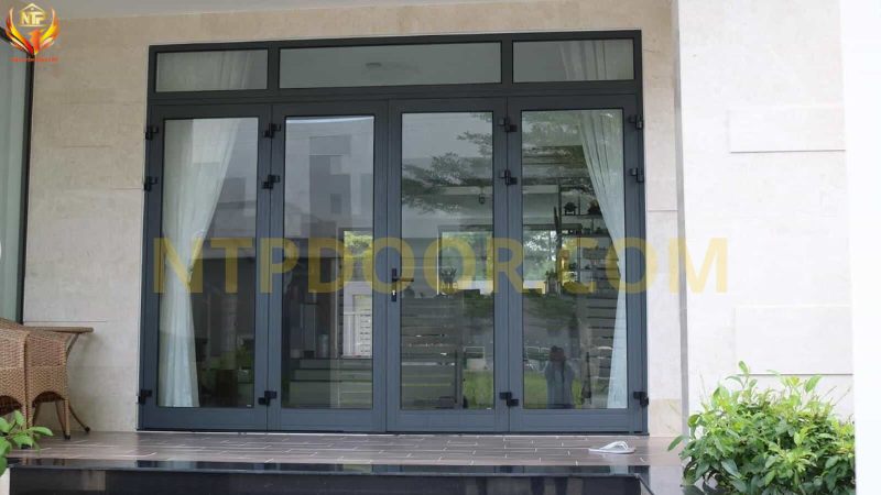 So sánh cửa thép vân gỗ và cửa nhôm Xingfa, cửa nhôm kính 7 Cửa nhôm kính lắp đặt ở cổng chính