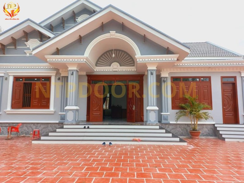So sánh cửa thép vân gỗ và cửa nhôm Xingfa, cửa nhôm kính 1 Cửa thép vân gỗ lắp cho nhà mái thái