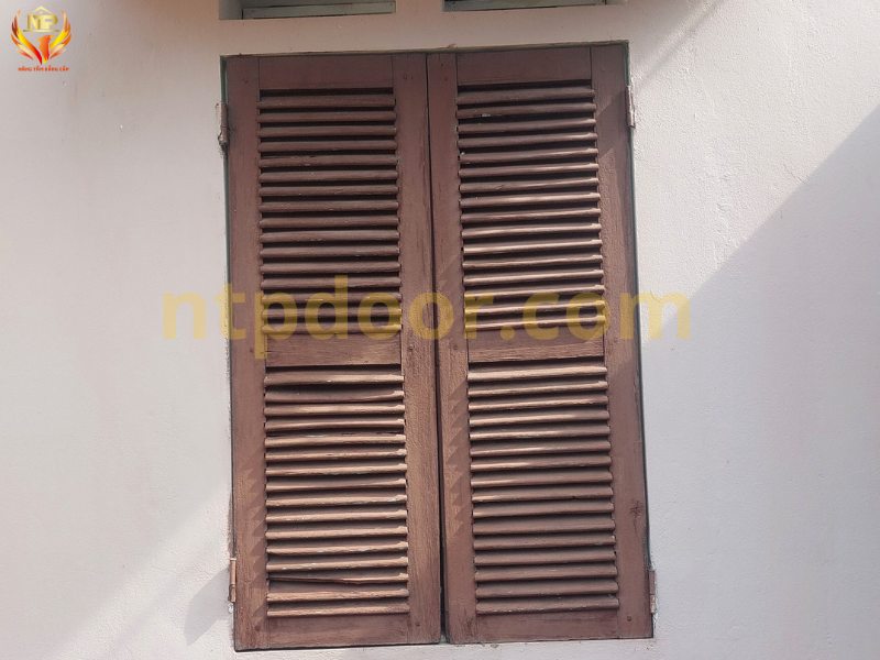 Hoàn thiện cửa thép vân gỗ 4 cánh và cửa sổ cho anh Khôi - Bắc Giang 3 Cửa gỗ sử dụng lâu ngày bị phai, bạc màu