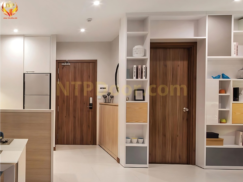 15+ Mẫu cửa thông phòng đẹp, hiện đại, ưa chuộng 2024 12 Cửa nhựa giả gỗ lắp đặt làm cửa phòng ngủ