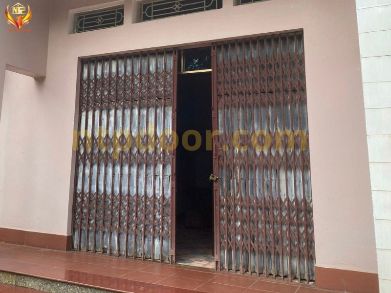Hoàn thiện cửa thép vân gỗ 4 cánh và cửa sổ cho anh Khôi - Bắc Giang 1 Cửa sắt trước khi lắp đặt cửa thép vân gỗ bị han gỉ, sập xệ