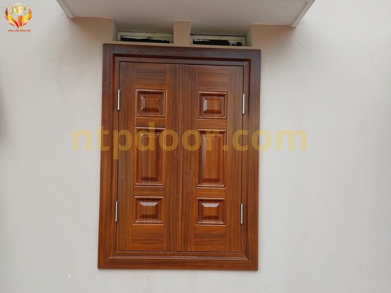Hoàn thiện cửa thép vân gỗ 4 cánh và cửa sổ cho anh Khôi - Bắc Giang 4 Cửa sổ 2 cánh thép vân gỗ lõi foam