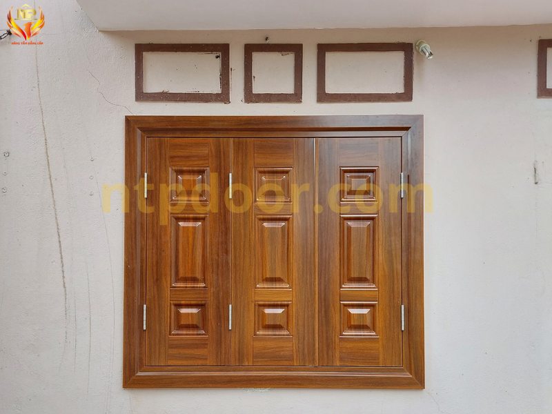 Hoàn thiện cửa thép vân gỗ 4 cánh và cửa sổ cho anh Khôi - Bắc Giang 6 Cửa thép vân gỗ sau khi được lắp đặt