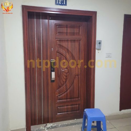 50+ MẪU CỬA THÉP VÂN GỖ 2 CÁNH LỆCH NHÀ Ở, CHUNG CƯ MỚI NHẤT 1 Cửa thép vân gỗ 2 cánh lệch NTP lắp đặt làm cửa chính chung cư