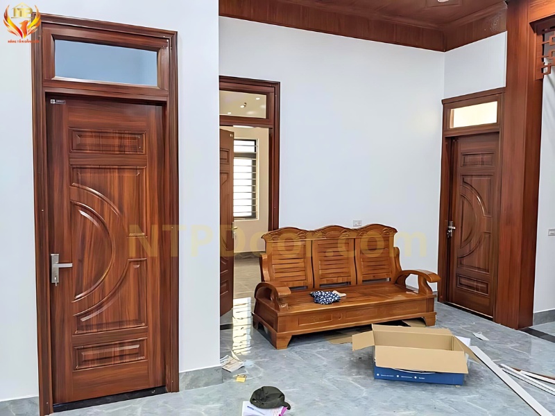 15+ Mẫu cửa thông phòng đẹp, hiện đại, ưa chuộng 2024 3 Cửa thông phòng bằng gỗ tự nhiên đem đến sự ấm cúng cho không gian sống
