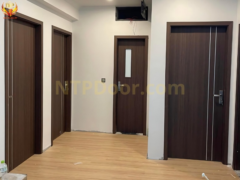15+ Mẫu cửa thông phòng đẹp, hiện đại, ưa chuộng 2024 13 Cửa chung cư mini làm bằng nhựa giả gỗ
