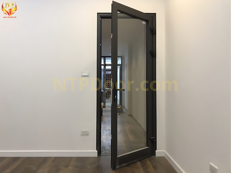 15+ Mẫu cửa thông phòng đẹp, hiện đại, ưa chuộng 2024 14 Cửa thông phòng bằng kính không khá được ưu chuộng