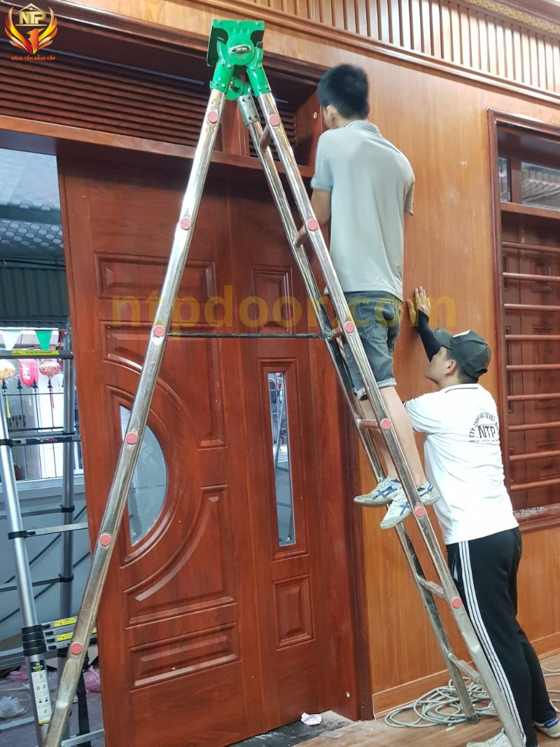 Lắp đặt cửa thép vân gỗ 4 cánh nhà Chị Nhung - Đại Phúc - Bắc Ninh 4 Hoàn thiện đi keo phần khuôn cửa