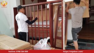 Lắp đặt cửa thép vân gỗ nhà chị Nhung