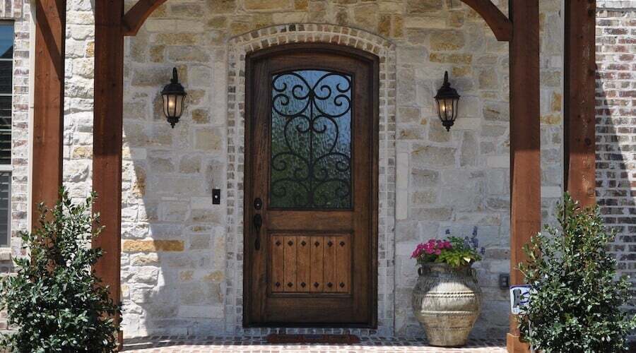 So Sánh Ưu Nhược Điểm Cửa Nhôm Vân Gỗ Và Cửa Gỗ Tự Nhiên 3 blog pros and cons of wood entry doors 1 2 1